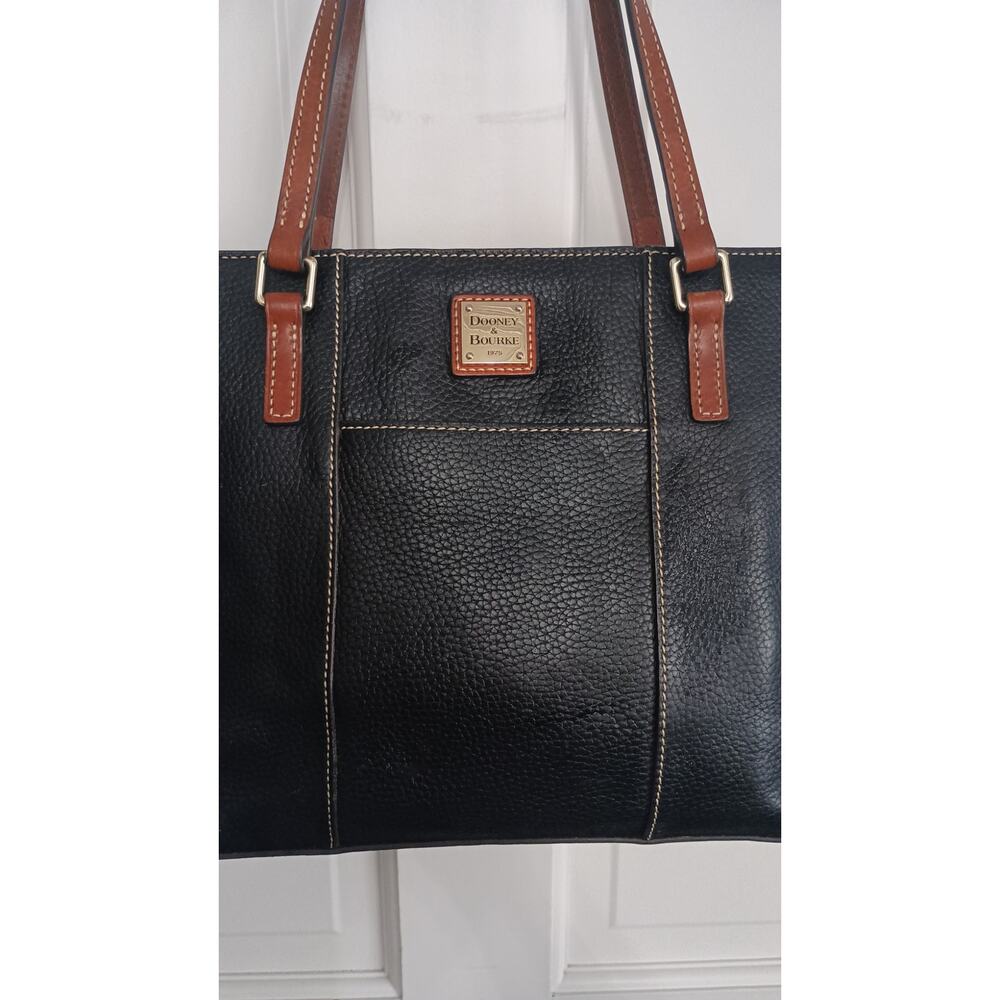 Dooney & Bourke Pebble collection Lexington black medium sized purse. Regency - Picture 5 of 12